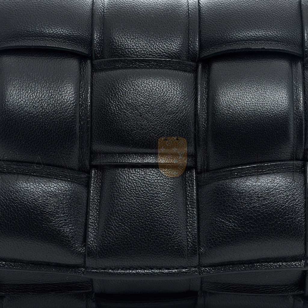 bo*te*ga Ve*ne*ta nappa maxi intrecciato small padded cassette crossbody bag black (19*12*5cm)