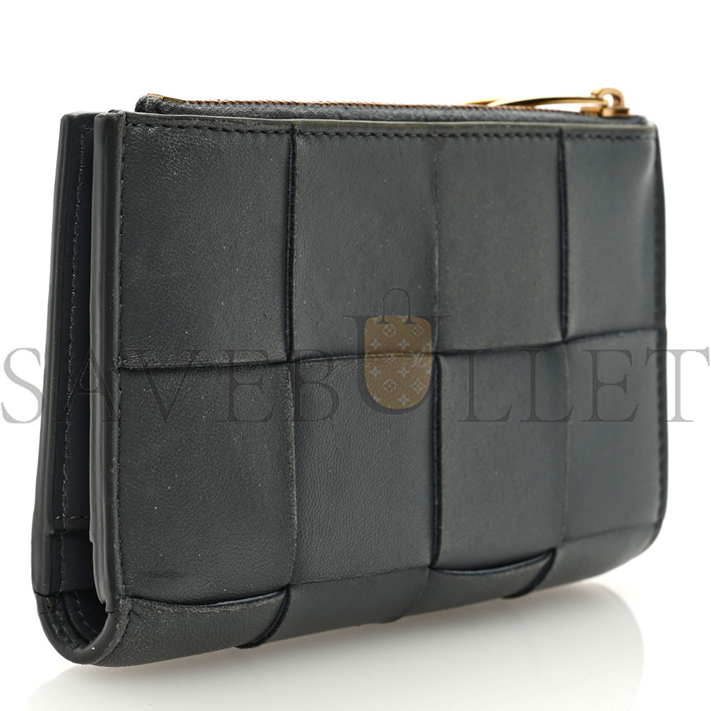 bo*te*ga Ve*ne*ta nappa maxi intrecciato medium cassette bifold zip wallet thunder (15*12*1cm)