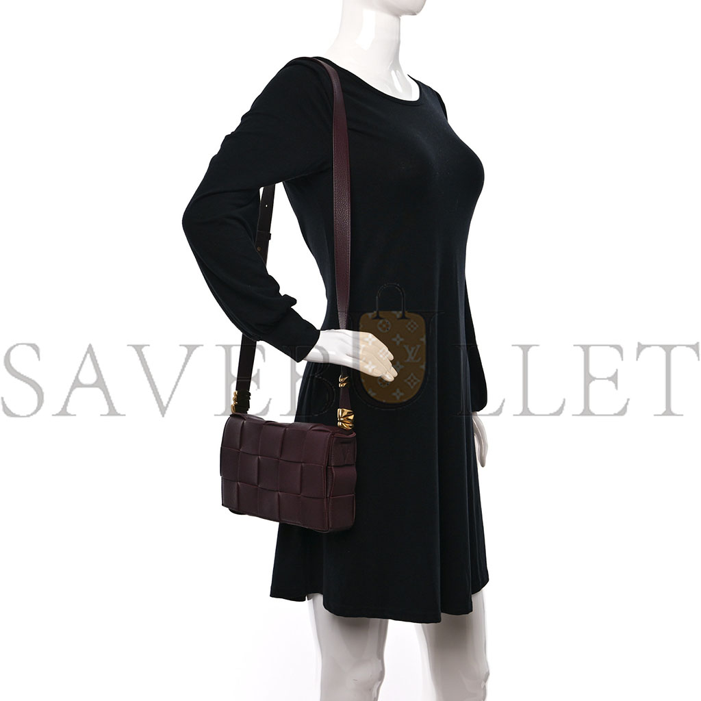 bo*te*ga Ve*ne*ta grained calfskin maxi intrecciato cassette crossbody bag bordeaux (23*15*5.5cm)