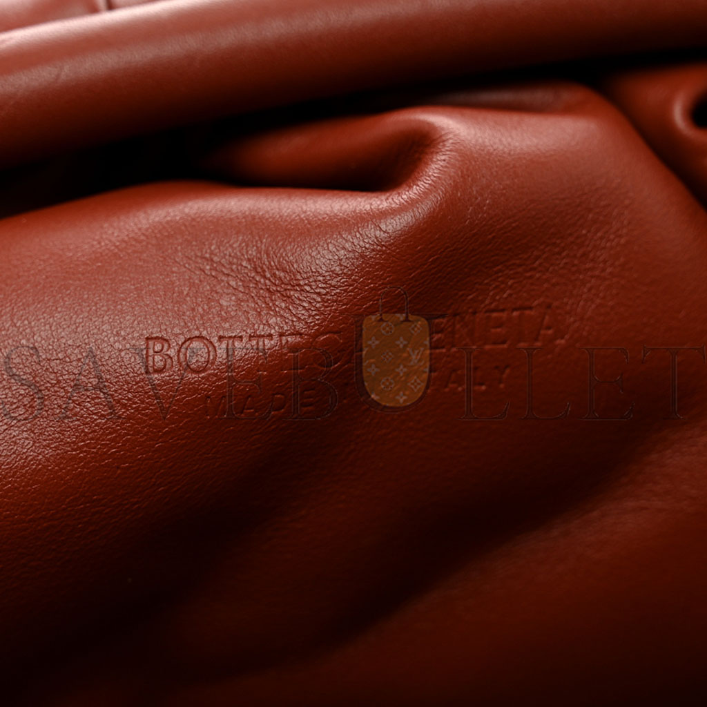 bo*te*ga Ve*ne*ta smooth butter calf the pouch oversized clutch rust (38*17*8cm)