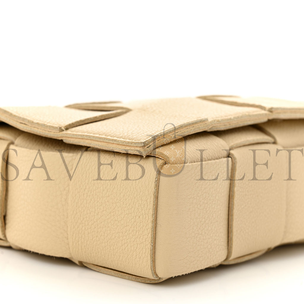 bo*te*ga Ve*ne*ta grained calfskin maxi intrecciato cassette crossbody bag porridge (23*15*5.5cm)