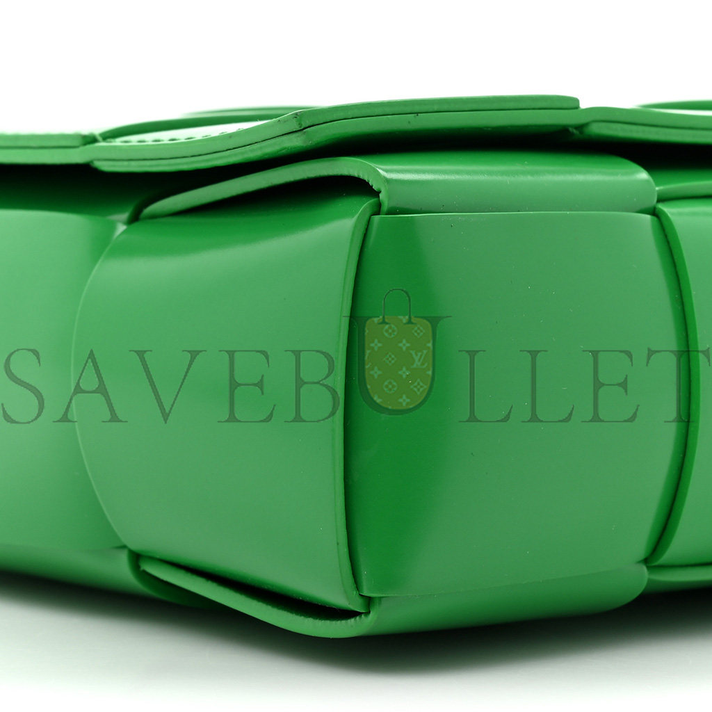 bo*te*ga Ve*ne*ta patent maxi intrecciato cassette crossbody bag parakeet (23*15*5.5cm)