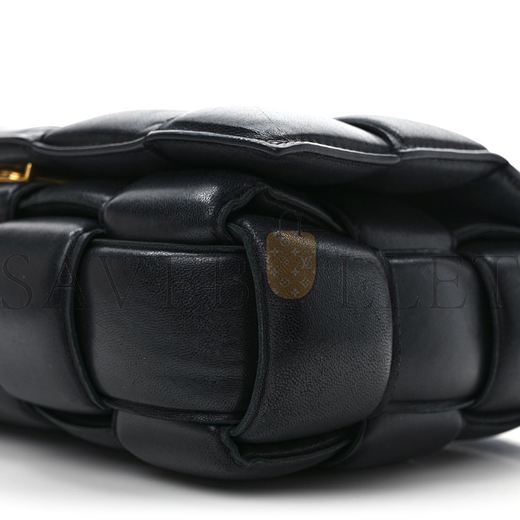 bo*te*ga Ve*ne*ta nappa maxi intrecciato padded cassette crossbody bag black (26*18*8cm)