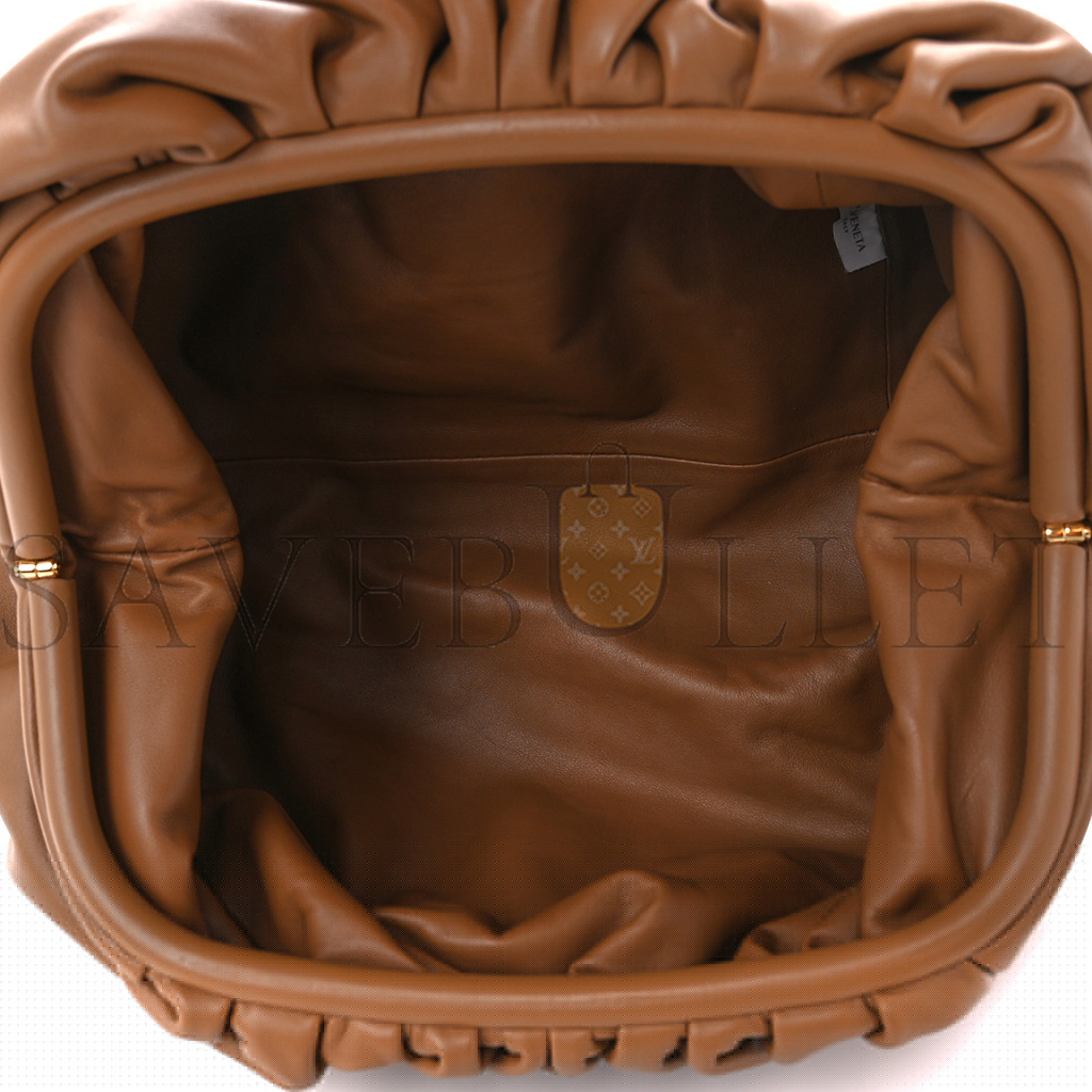 bo*te*ga Ve*ne*ta smooth butter calf the pouch oversized clutch teak (39*19*9cm)