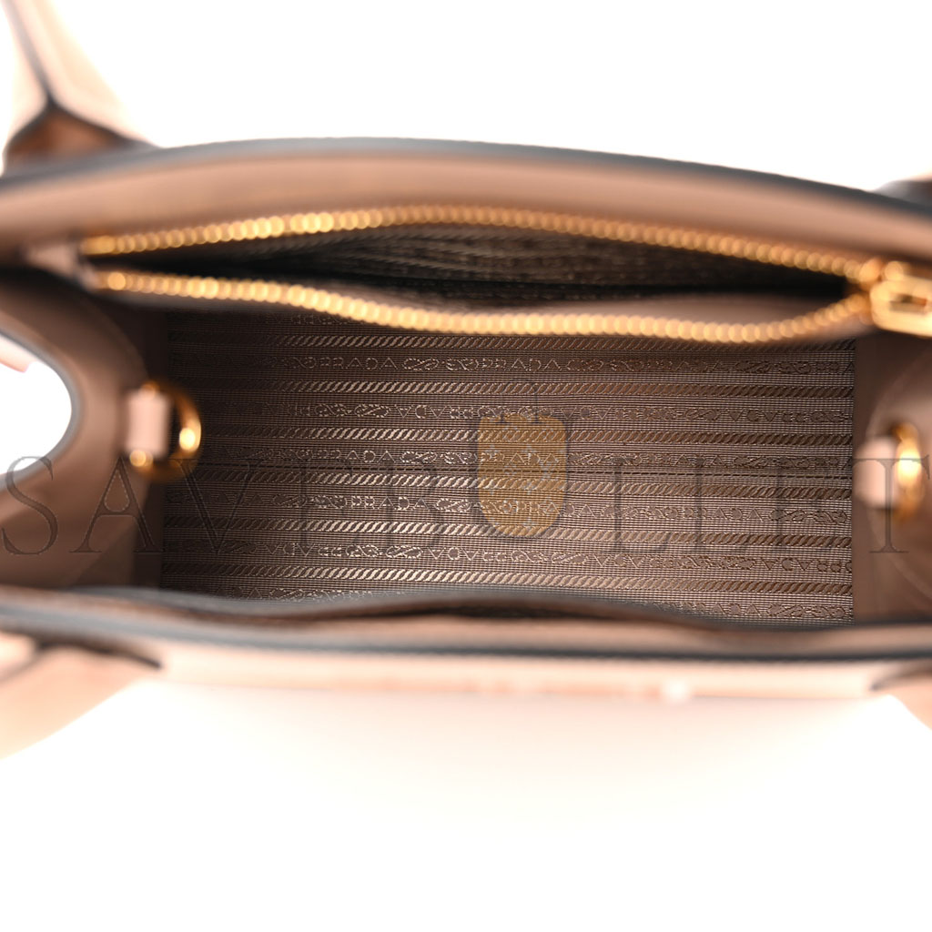 pra*a saffiano cuir small monoCh*0me top handle tote cipria (25*20*13cm)